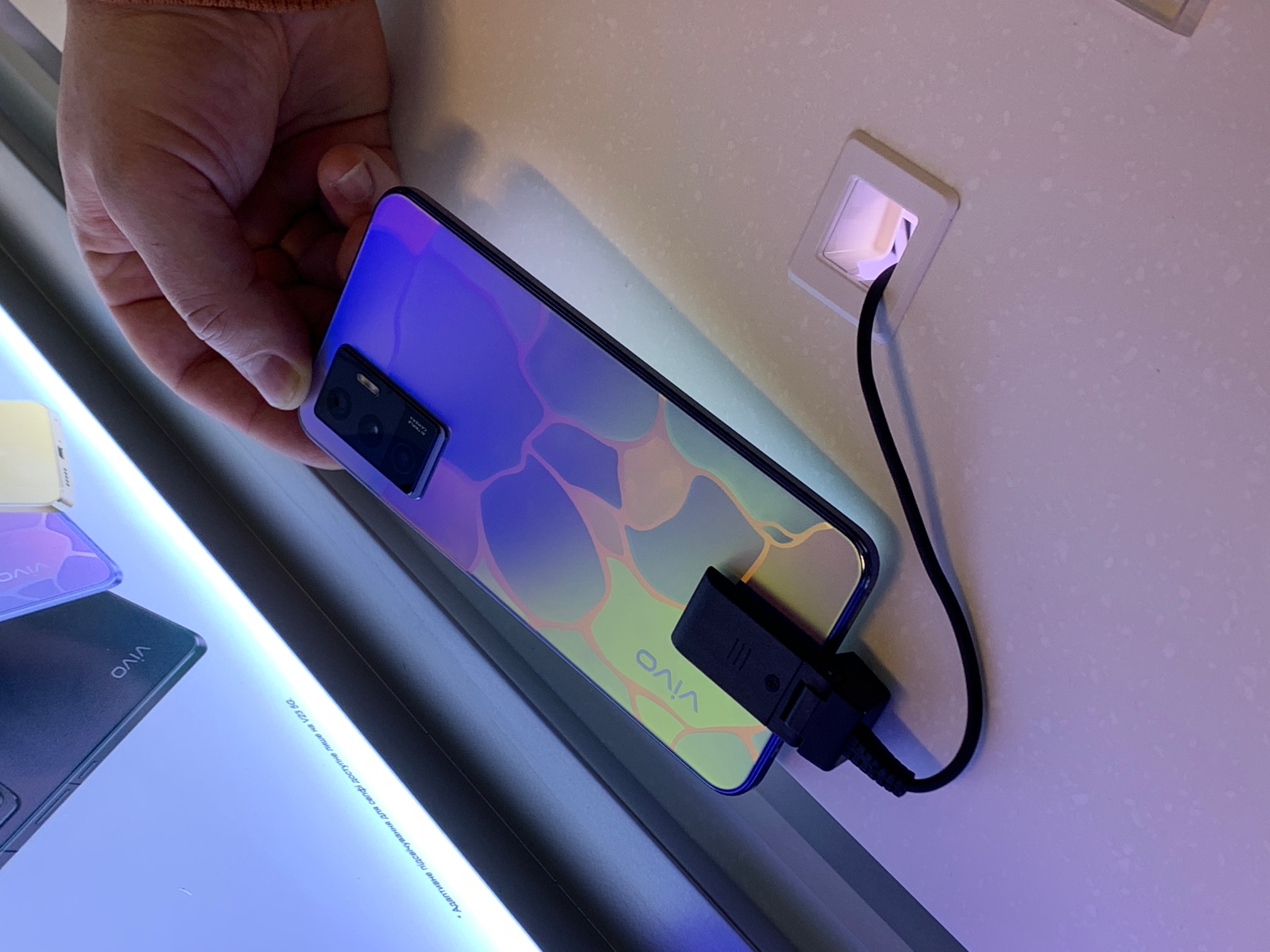 Корпус, що чутливий до світла. vivo представила в Україні смартфони V23e та V23 5G Корпус, що чутливий до світла. vivo представила в Україні смартфони V23e та V23 5G